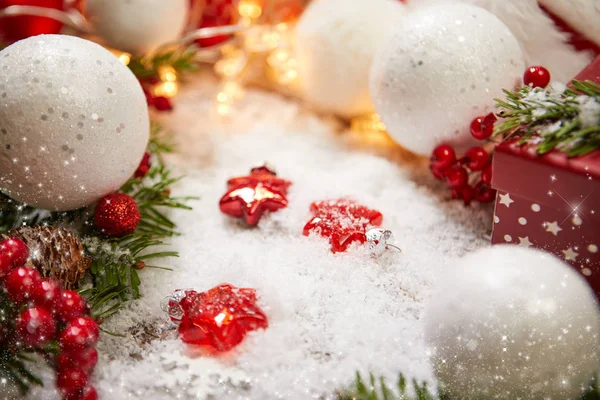 Caja Regalo Colorido Árbol Navidad Decorado Sobre Fondo Blanco Bokeh — Foto de Stock