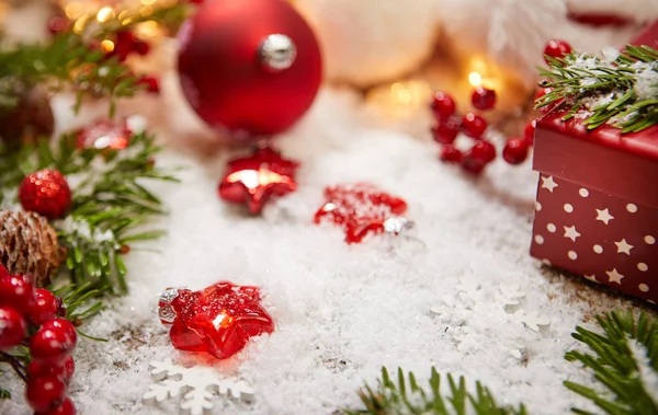 Geschenkbox Und Bunt Geschmückter Weihnachtsbaum Auf Weißem Bokeh Hintergrund — Stockfoto