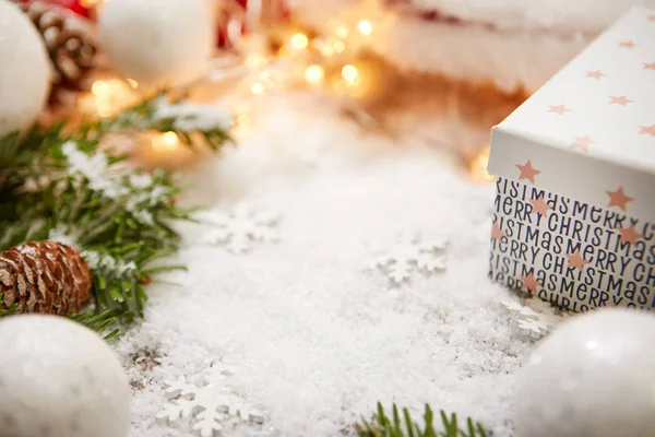 Κουτί Δώρου Και Πολύχρωμο Στολισμένο Χριστουγεννιάτικο Δέντρο Φόντο Λευκό Bokeh — Φωτογραφία Αρχείου