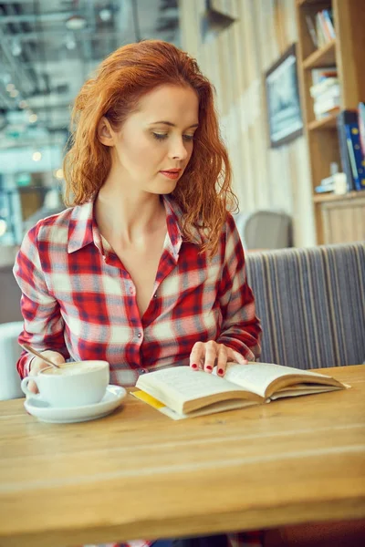 Mujer Joven Cafetería Libro Lectura —  Fotos de Stock