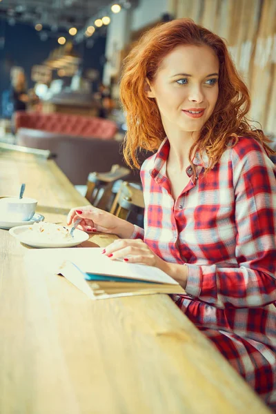 Rothaarige Frau Café Städtereisenkonzept — Stockfoto