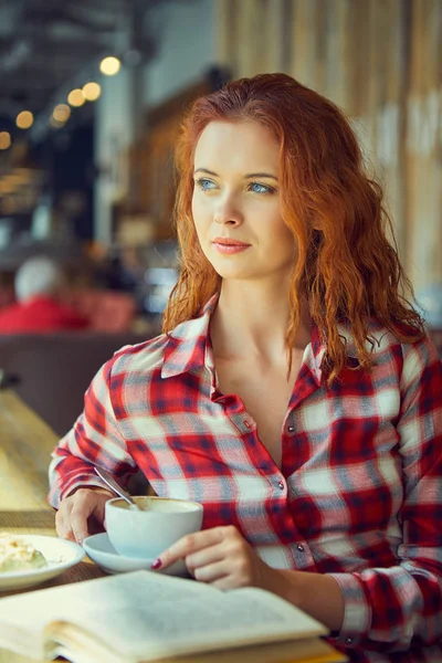 カフェで赤髪の女性 シティ ブレーク コンセプト — ストック写真