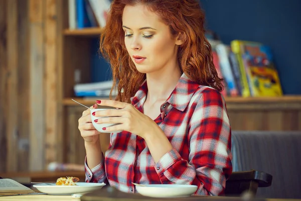 Mujer Pelirroja Cafetería Concepto Descanso — Foto de Stock