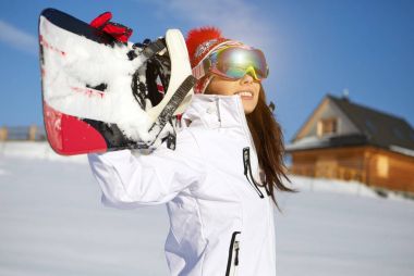 kış, eğlence, spor ve insanlar kavramı - açık havada kırmızı şapkalı mutlu genç kadın