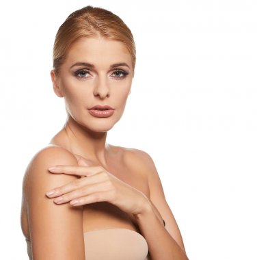 Güzel sağlıklı mutlu olgun kadın temiz yapmak ile portresi