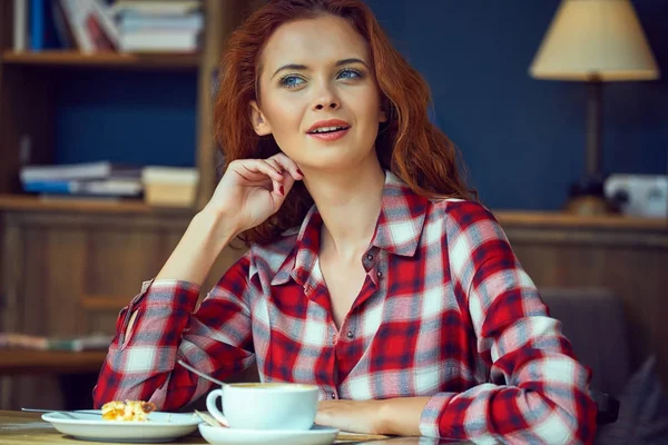 Рыжая Женщина Кафе Концепция Городского Отдыха — стоковое фото