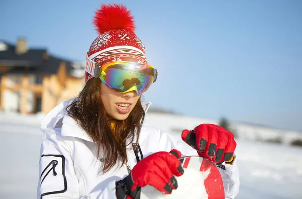 Зима Отдых Спорт Люди Концепция Счастливая Молодая Женщина Красной Шляпе — стоковое фото