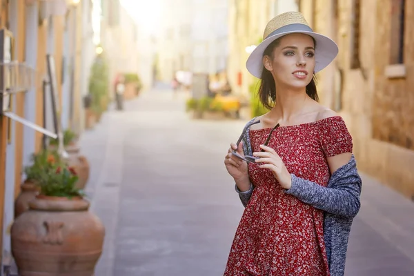 Divatosan öltözött nő egy olasz kisváros utcáin. — Stock Fotó