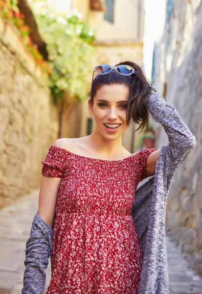 Mulher vestida na moda nas ruas de uma pequena cidade italiana — Fotografia de Stock