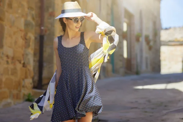 Küçük bir İtalyan kasabasının sokaklarında şık giyinmiş bir kadın. — Stok fotoğraf