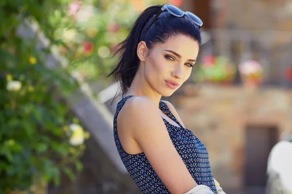 Mujer vestida a la moda en las calles de una pequeña ciudad italiana — Foto de Stock