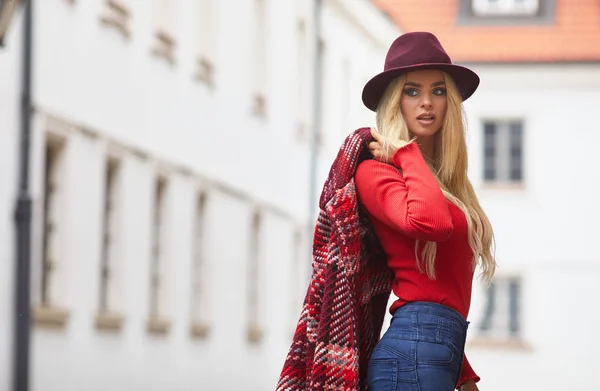 Junge lächelnde blonde Haarfrau an sonnigen Tagen auf den Straßen der Stadt — Stockfoto