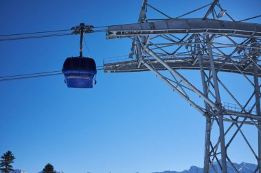 Kayakçı telesiyej - Kayak Kış güneşli gün boyunca üzerinde