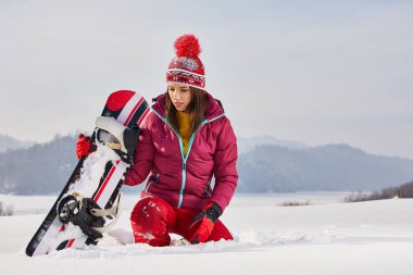 kış, eğlence, spor ve insanlar kavramı - açık havada kırmızı şapkalı mutlu genç kadın