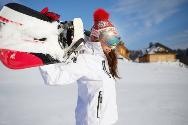 Alpler'de snowboard genç bir kadın