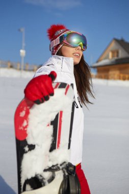 Alpler'de snowboard genç bir kadın