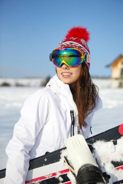 Alpler'de snowboard genç bir kadın