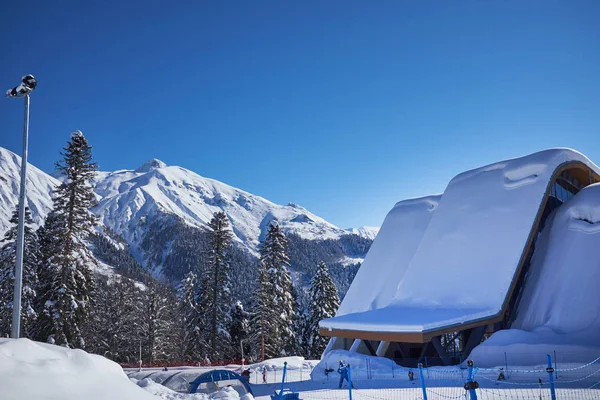 Bela paisagem das Montanhas do Cáucaso no resort de inverno — Fotografia de Stock