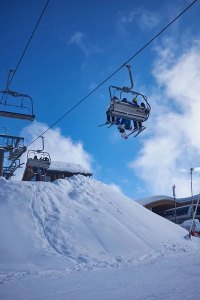 Σκιέρ στις chairlift - χιονοδρομικό κέντρο κατά τη διάρκεια του χειμώνα ηλιόλουστη μέρα — Φωτογραφία Αρχείου