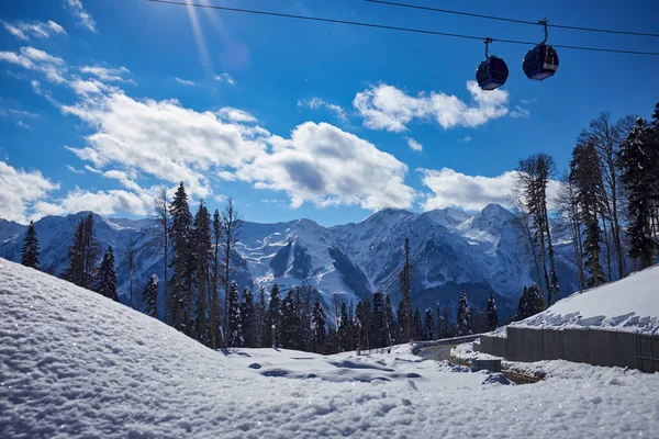 Лижники на кріслі - гірськолижний курорт в зимовий сонячний день — стокове фото