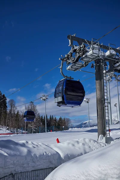 Skidåkare på liften - skidort under solig vinterdag — Stockfoto