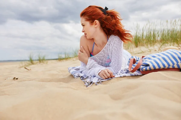 Girl in a swimsuit at the beach wildlife — Stock Photo, Image