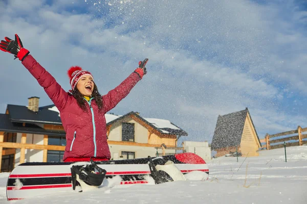 Deporte mujer snowboarder en nieve sobre invierno resort — Foto de Stock