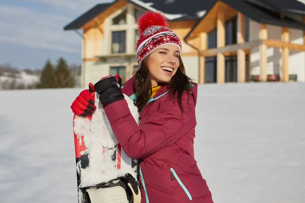 Esporte mulher snowboarder na neve sobre resort de inverno — Fotografia de Stock