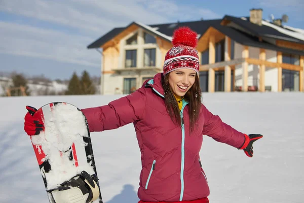 Esporte mulher snowboarder na neve sobre resort de inverno — Fotografia de Stock