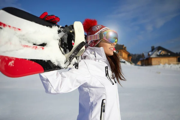 En ung kvinna som snowboard i Alperna — Stockfoto