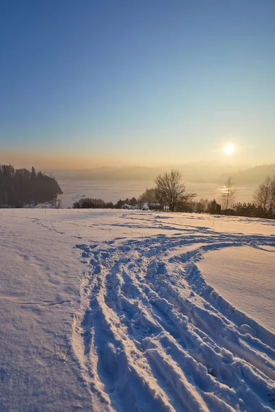 日落时, 白雪覆盖了山上的树木。美丽的冬天 — 图库照片