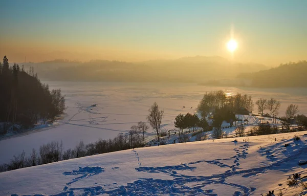 Árboles cubiertos de nieve en las montañas al atardecer. Hermoso invierno —  Fotos de Stock