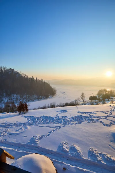 Pokryte śniegiem drzew w górach o zachodzie słońca. Piękna zima — Zdjęcie stockowe
