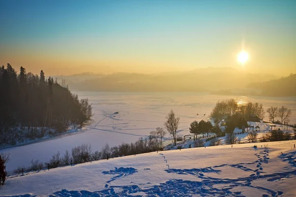 Vinterlandskap med en solnedgång. — Stockfoto