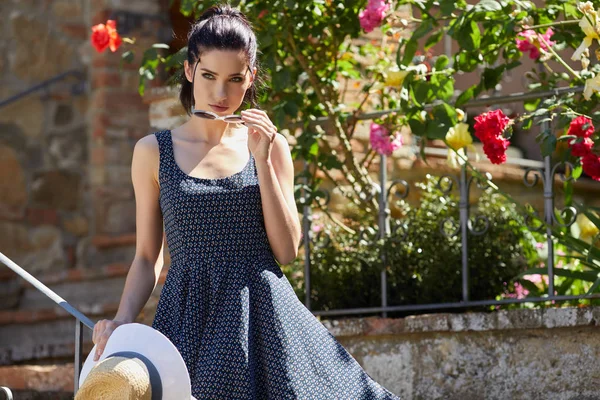 Bella donna di moda all'aperto sulla strada del centro storico — Foto Stock