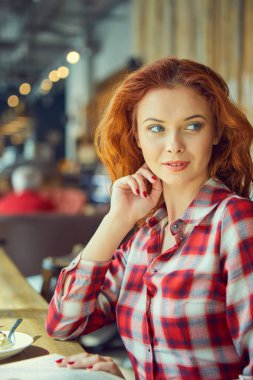 Güzel genç öğrenci eğitim veya sınavlarına bir kafede hazırlama. 