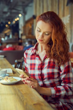 Güzel genç öğrenci eğitim veya sınavlarına bir kafede hazırlama. 