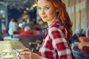 Güzel genç öğrenci eğitim veya sınavlarına bir kafede hazırlama. 