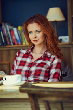 Güzel genç öğrenci eğitim veya sınavlarına bir kafede hazırlama. 