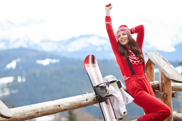 Inverno, lazer, esporte e conceito de pessoas - jovem feliz em — Fotografia de Stock