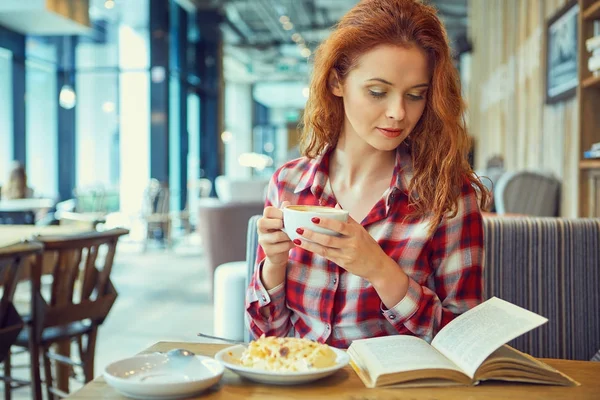 Bella Giovane Studente Che Studia Prepara Gli Esami Caffè — Foto Stock