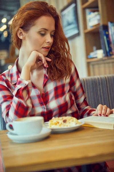 Hermosa Joven Estudiante Que Estudia Prepara Para Los Exámenes Café — Foto de Stock