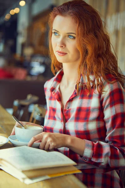 Belle Jeune Étudiante Étudiant Préparant Aux Examens Dans Café — Photo