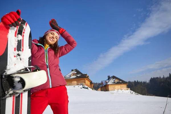 Vinter Kvinna Med Snowboard Utomhus — Stockfoto