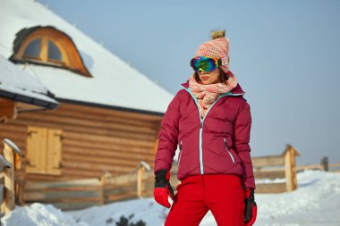 kış, eğlence, spor ve insanlar kavramı - mutlu genç kadın