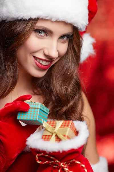Kerstmis vrouw met geschenken box — Stockfoto