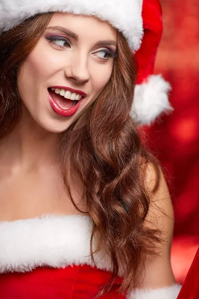 Kerstmis vrouw met geschenken box — Stockfoto