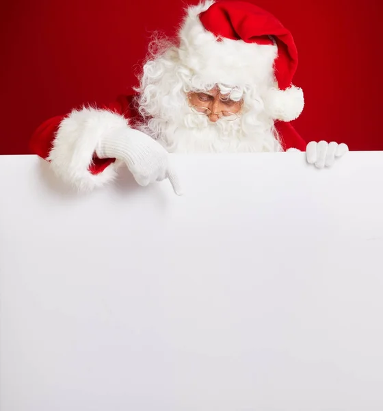 Санта Клаус Указывает Пустой Рекламный Баннер Изолирован Красном Фоне Копировальным — стоковое фото