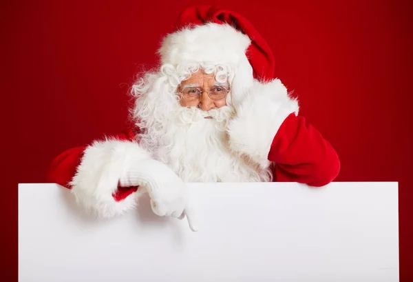 Weihnachtsmann Zeigt Auf Leeres Werbebanner Auf Rotem Hintergrund Mit Kopierraum — Stockfoto