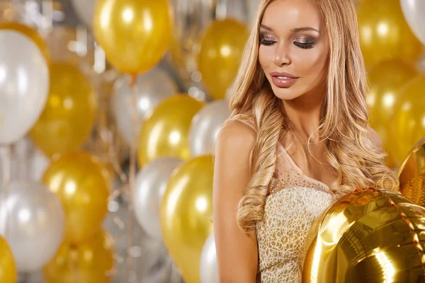 Porträt Einer Blonden Jungen Frau Zwischen Goldenen Luftballons Und Schleifen — Stockfoto